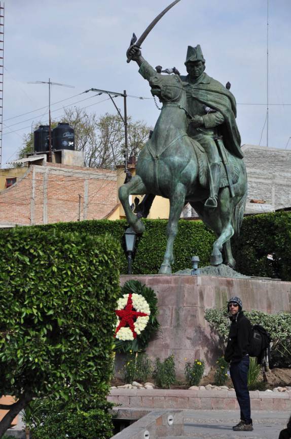 Caminhando em praça de San Miguel de Allende, no México